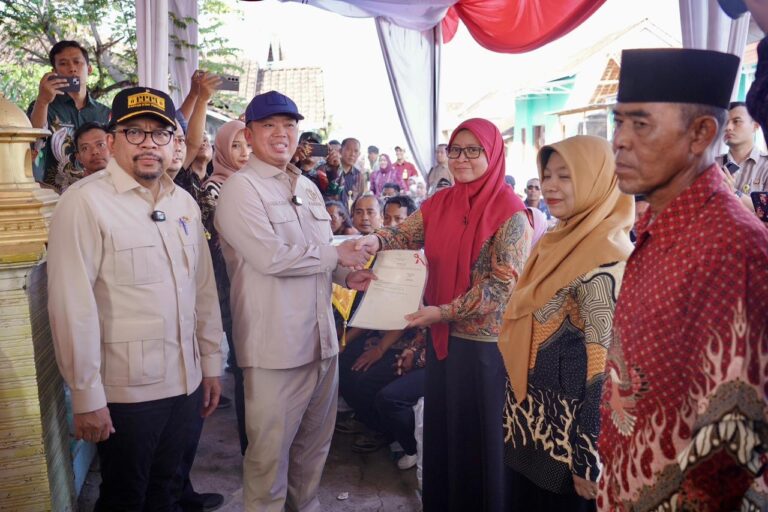 Menteri Nusron Wahid Serahkan 546 Sertipikat Hasil Konsolidasi Tanah di Jawa Tengah