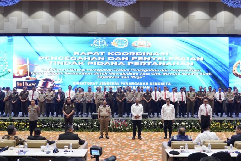 Menteri Nusron Wahid Berikan Penghargaan ke 74 Pihak Berperan dalam Pencegahan Tindak Pidana Pertanahan 2025