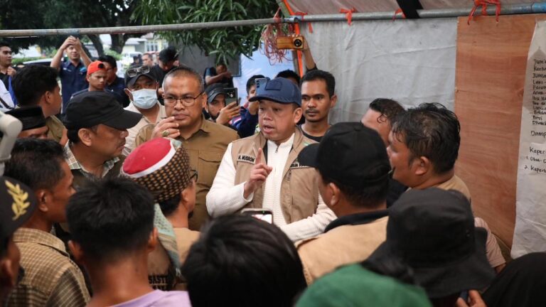 Nusron Wahid Salurkan Bantuan dan Dengar Jeritan Warga Kehilangan Keluarga di Kabupaten Agam