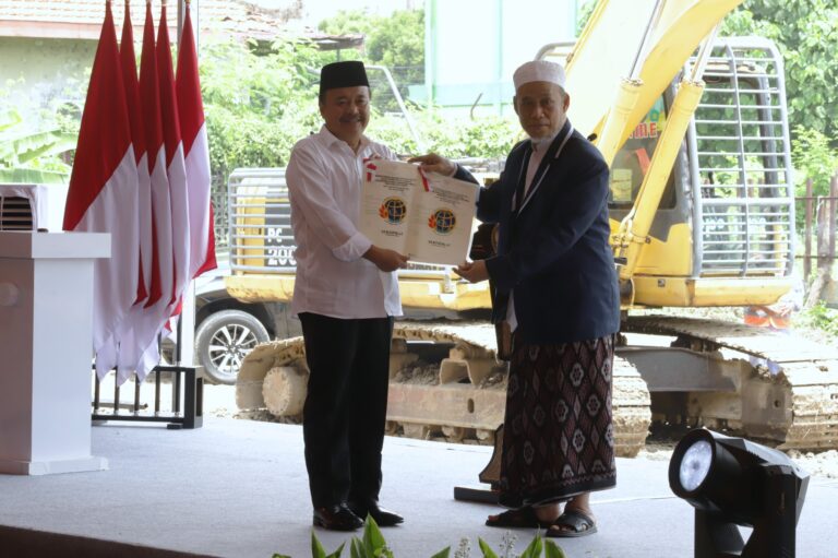 Serahkan Sertipikat Tanah Wakaf, Dirjen PPTR Kementerian ATR/BPN: Agar Pembangunan Pesantren Al-Khoziny Berjalan Tertib