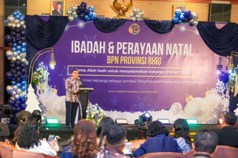 Hadiri Perayaan Natal BPN Riau, Wamen Ossy Dermawan: Jaga Semangat Layani Masyarakat