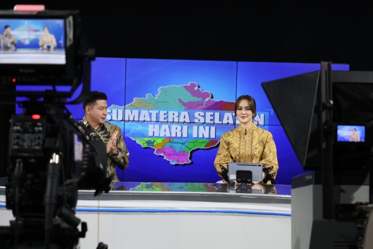 Momen Istri Wawako Palembang Jadi Penyiar Berita di TVRI Sumsel