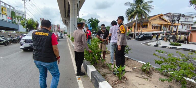 Diduga Dipicu Masalah Parkir, Dua Kelompok Bersenjata Tajam Bentrok Depan PS Mal Palembang