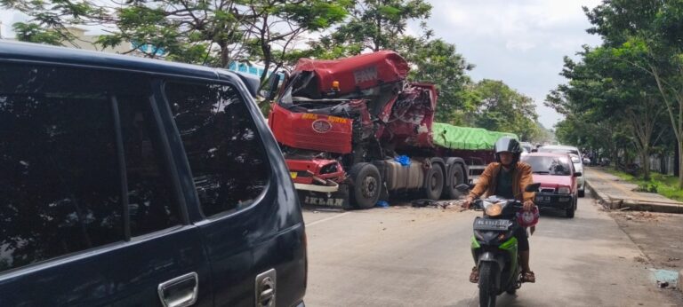 Truk Trailer Tabrak Tronton di Bypass Alang-alang Lebar Palembang, Tak Ada Korban Jiwa