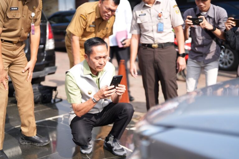 Sidak di Halaman Parkir Setda Palembang, Ratu Dewa Temukan Kendaraan Nunggak Pajak 11 Tahun