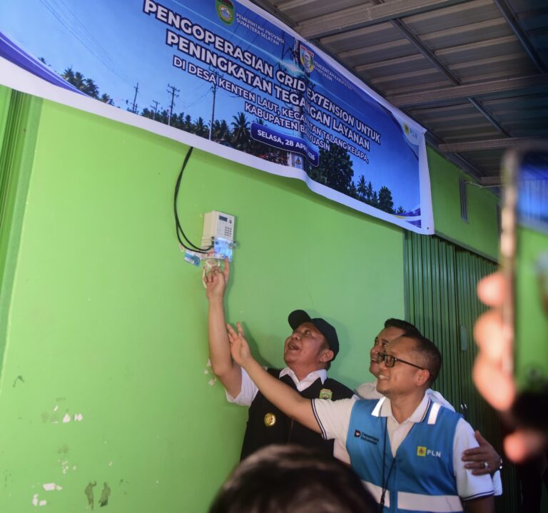 Herman Deru Percepat Pemerataan Listrik, Grid Extension Kenten Laut Tingkatkan Tegangan Warga