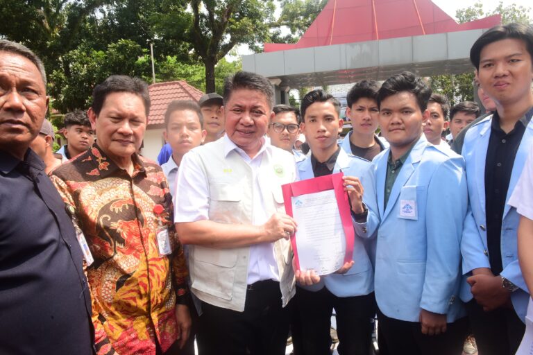 Herman Deru Temui Langsung Demo Mahasiswa UIN Raden Fatah