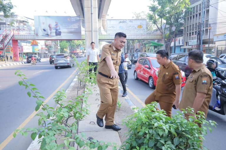Sambut HUT Palembang, Pemkot Lakukan Pengecatan Trotoar Jalan