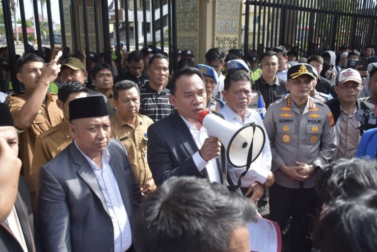 Andie Dinialdie Temui Ratusan Mahasiswa Gelar Demo di DPRD Sumsel