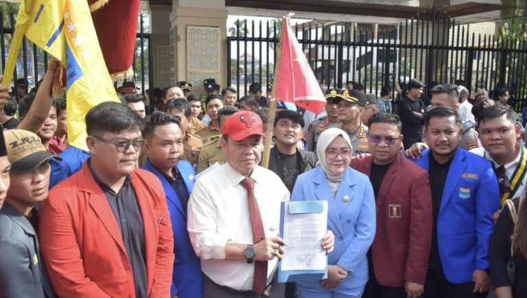 Ilyas Panji Alam Terima Aksi Demo Mahasiswa di DPRD Sumsel