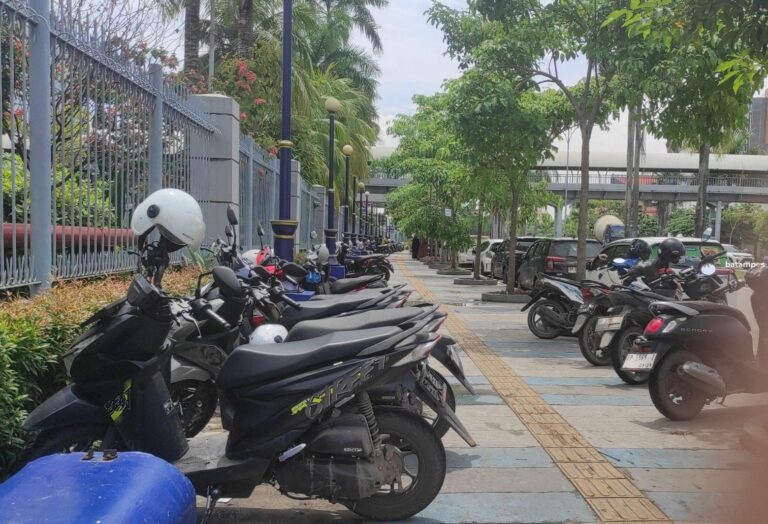 Parkir di Trotoar Bisa Kena Sanksi dan Penderekan