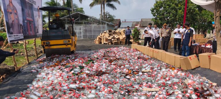 Polda Sumsel Musnahkan 20.088 Botol Miras Oplosan