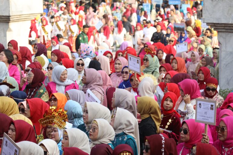 Sumsel Pecahkan Rekor MURI Parade Perempuan Berbusana Songket Terbanyak