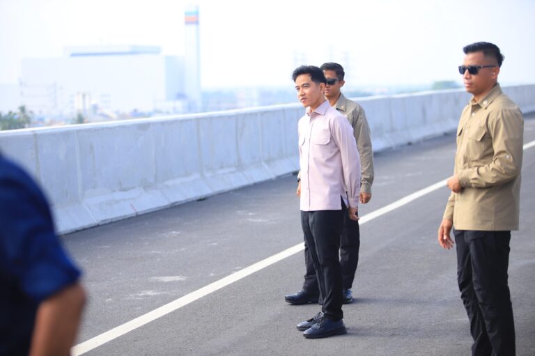 Gibran Tinjau Jembatan Musi V Tol Palembang–Betung
