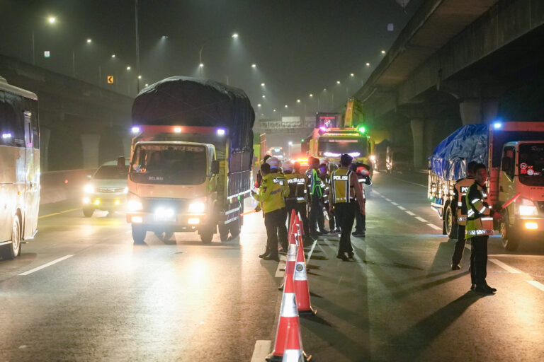 Bahaya Kendaraan Over Dimension dan Over Load: Jalan Jadi Rusak hingga Nyawa Terancam
