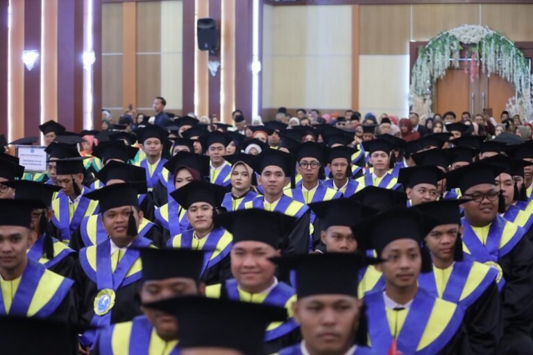 Universitas Tridinanti Palembang Wisuda Ratusan Mahasiswa