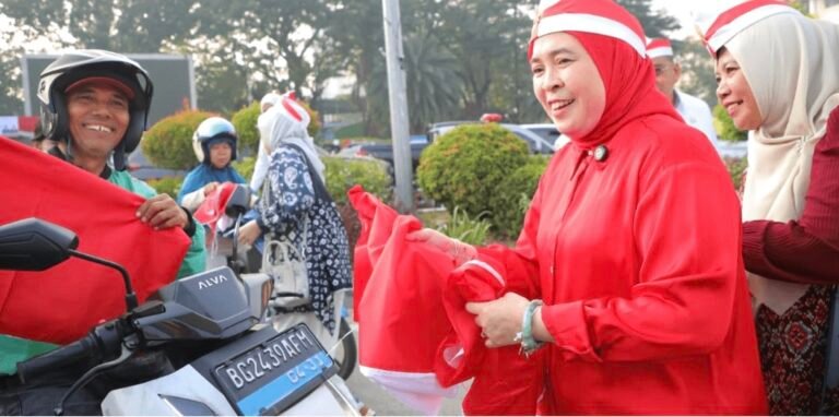 Pemkot Palembang Bagikan 5.000 Bendera Merah Putih di Simpang Lima DPRD Sumsel