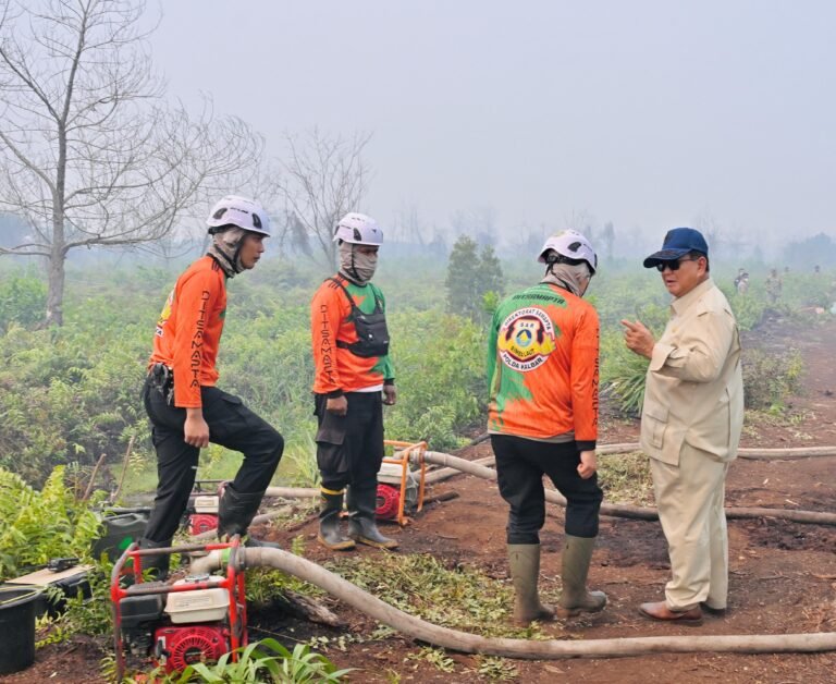 Prabowo Tinjau Langsung Lahan Terbakar di Kalimantan Barat