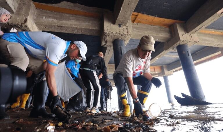 Ratu Dewa Bersama Ratusan Relawan Bersihkan Sampah di  Sungai Musi
